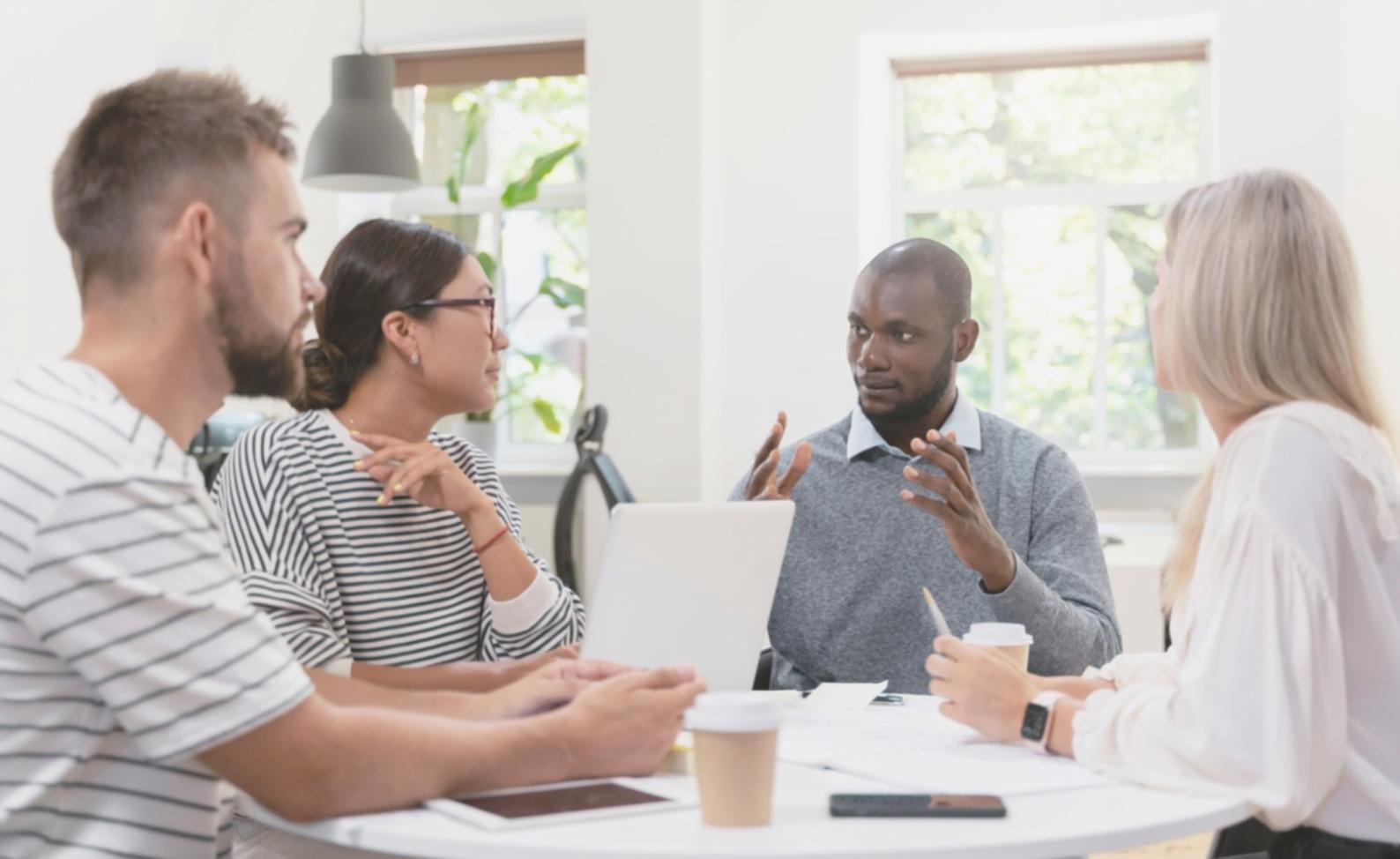 Finanzplanung und Beratung in modernem Büroumfeld